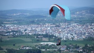 Sezonu geç açan Kırantepe, yamaç paraşütü tutkunlarını gökyüzüyle buluşturdu