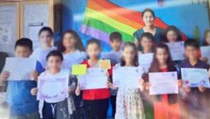 Silivri'de öğrencilerle LGBT bayrağı önünde fotoğraf çektirdi: Bakanlık harekete geçti