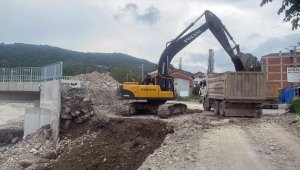 Sinop'ta sağanak nedeniyle zarar gören yol ve köprüler onarılıyor