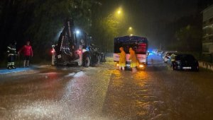 Sinop'ta sağanak su baskınlarına neden oldu