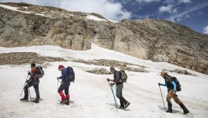 Tunceli'nin kar ve baharın bir arada olduğu zirveleri dağcıları cezbediyor