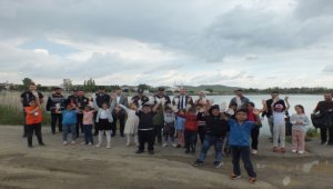 Ulaş Kaymakamı Baş öğrencilerle çevre temizliği yaptı