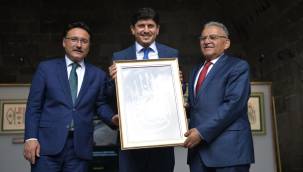 Vali Çiçek ve Başkan Büyükkılıç, Kelime-i Tevhid Hat Eserleri Sergisi'nin Açılışını Yaptı