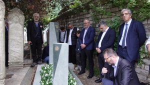 Yazar ve şair Mevlana İdris Zengin kabri başında anıldı