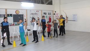 Amasyalı gençler, geleneksel Türk okçuluğunu öğreniyor