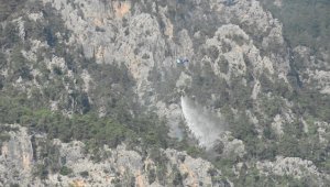Antalya'nın Kemer ilçesindeki orman yangınına havadan ve karadan müdahale sürüyor
