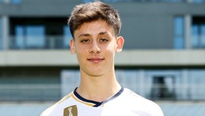 Arda Güler, Real Madrid'de takım arkadaşları ve teknik direktör Ancelotti'yle tanıştı