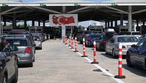 Avrupa'da yaşayan Türklerin tatil için yurda gelişleri sürdü