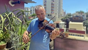 Azimle çalışıp keman çalmayı öğrenen görme engellinin hayali sahneye çıkmak