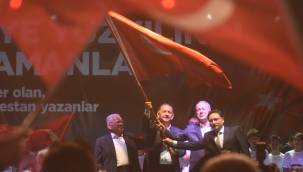 Bakan Özhaseki: “Aziz milletimiz meydanlara toplanıp bu iradeye sahip çıktığını gösteriyorlar”