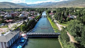 Bayburt'ta nehir üzerine yapılan cam köprü turizme katkı sağlıyor