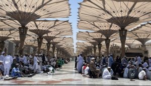 Binlerce hacı, cuma namazını Mescid-i Nebevi'de kıldı