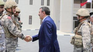 Cumhurbaşkanı Yardımcısı Yılmaz, Katar'da görevli Mehmetçik ile bir araya geldi