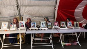 Diyarbakır anneleri 40 dereceyi aşan sıcaklıkta evlatlarını bekliyor