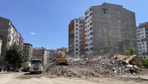 Elazığ'da 10 bin 694 ağır hasarlı yapı yıkılıyor