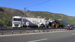 Elazığ'da otobüs ile tırın çarpışması sonucu 1 kişi öldü, 34 kişi yaralandı