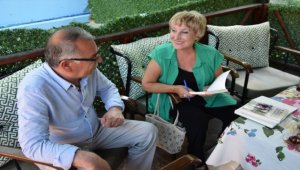 Emekli öğretmen ilk öğrencileriyle 52 yıl sonra bir araya geldi