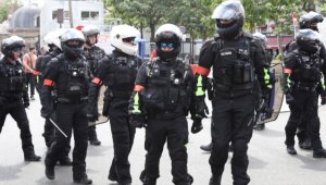 Fransa'da kardeşi jandarma aracında ölen siyahi genç, kendisini darbeden polisten şikayetçi olacak