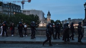 Fransız polisi Paris'teki Şanzelize Caddesi'ni tahliye etti