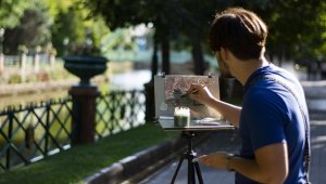 Güzel sanatlar öğrencisi, Eskişehir'i anlatan tuvallerini sergi için hazırlıyor