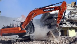 Hatay'da ağır hasarlı binaların yıkımı ve enkaz kaldırma çalışmaları sürüyor