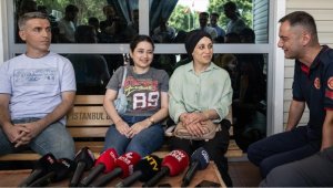 Hatay'da enkaz altından çıkarılan anne ve kızı, kendilerini kurtaran ekiple buluştu