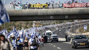 İsrail'de hükümetin yargı düzenlemesine karşı binlerce kişi Tel Aviv'den Batı Kudüs'e yürüyor