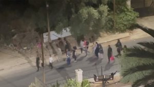 İsrail'in saldırılarını sürdürdüğü Cenin Mülteci Kampı'ndaki siviller, evlerini terk ediyor