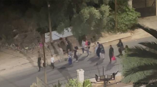 İsrail'in saldırılarını sürdürdüğü Cenin Mülteci Kampı'ndaki siviller, evlerini terk ediyor