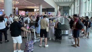 İstanbul'da havalimanı ve otogarda tatil dönüşü yoğunluğu başladı