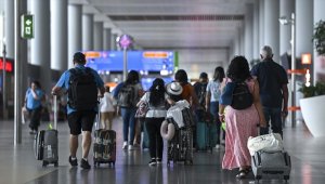 İstanbul'da havalimanı ve otogarda tatil dönüşü yoğunluğu sürüyor