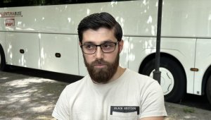 İsveç'te Müslüman eylemci, İncil ve Tevrat'ı yakmayarak "kutsala saygı" mesajı verdi