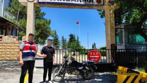 Jandarma ekipleri çalıntı motosikleti sahibine teslim etti 