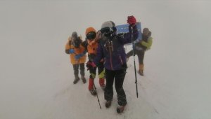 Kahramanmaraş merkezli depremlerde hayatını kaybedenler Ağrı Dağı'nın zirvesinde anıldı 