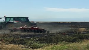 Kayseri'de buğday tarlasında çıkan yangın söndürüldü