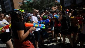 Madrid'de binlerce kişi su savaşı yaptı