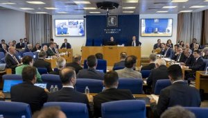 Memur maaşı ve emekli aylıklarını arttıran düzenlemeyi de içeren teklif Komisyon'da kabul edildi