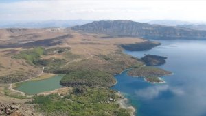 Nemrut Kalderası ve Krater Gölü'ne gelenlere çöp poşeti ve eldiven dağıttılar