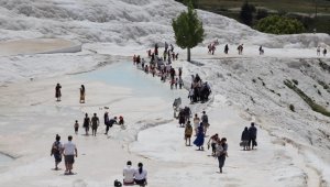 Pamukkale'de bayram tatili yoğunluğu sürüyor