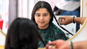 Sabırla uzattıkları saçları kanser hastalarına en anlamlı hediye oldu