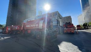 Sarıyer'de bir iş merkezinde çıkan yangına müdahale ediliyor