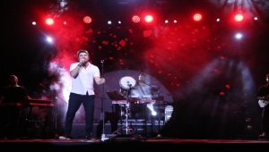 Şarkıcı Mustafa Ceceli Niğde'de konser verdi