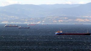 Sinop'ta kuvvetli rüzgar nedeniyle gemiler limana sığındı