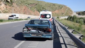 Sivas'ta iki otomobilin karıştığı kazada 3 kişi yaralandı