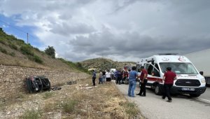 Sivas'ta istinat duvarına çarparak devrilen otomobildeki 4 kişi yaralandı