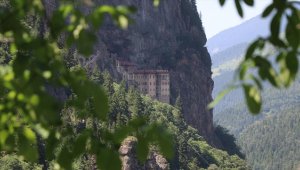 Sümela Manastırı'nın ziyaretçi sayısı yaz sezonunda daha da artıyor