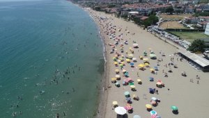 Tekirdağ'da sıcaktan bunalanlar sahillerde serinlemeye çalışıyor 