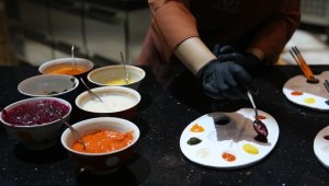 Turistler Kapadokya'da gıda atıklarıyla "yenilebilir resim" yapıyor