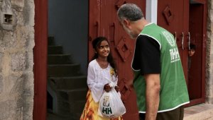 Türk yardım kuruluşları Pakistan'da 100 binin üzerinde aileye kurban eti dağıttı