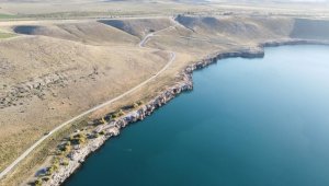 Türkiye'nin en derin gölü Acıgöl, ziyaretçi akınına uğruyor